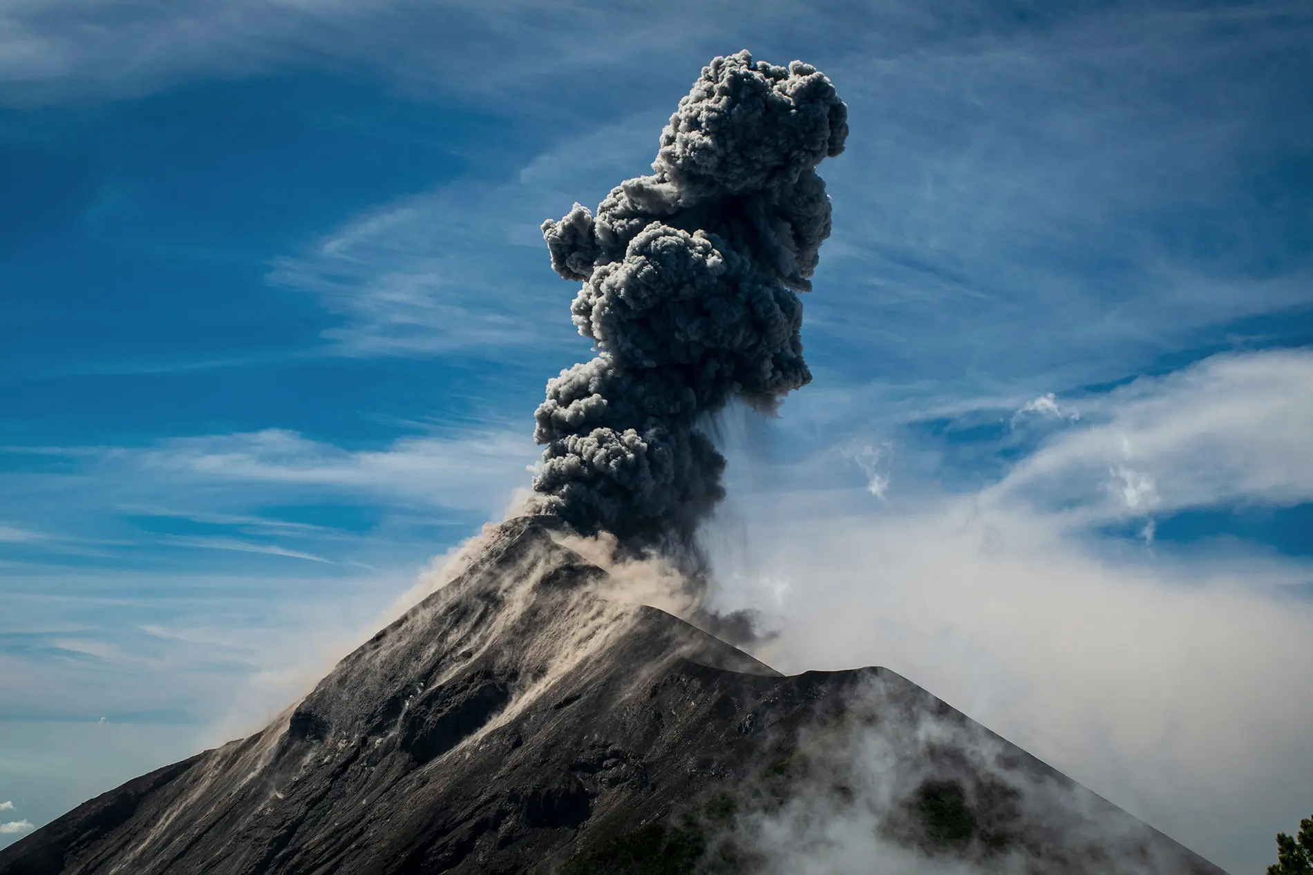 Eruzione vulcanica con colonna di fumo