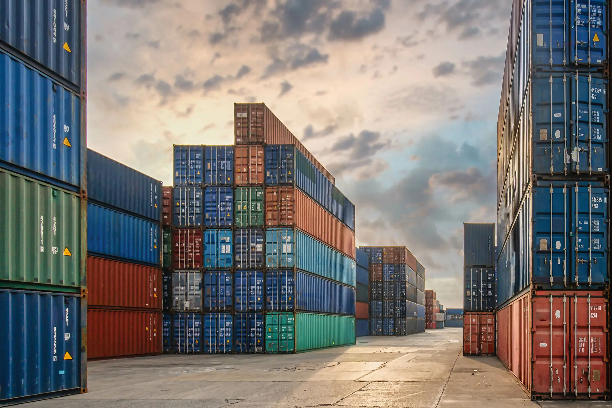 Container di spedizione impilati
